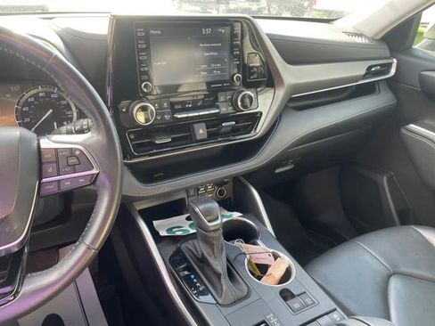 Used 2021 Toyota Highlander XLE FWD image 17