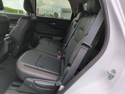 Used 2025 Nissan Pathfinder SL AWD/4WD image 30