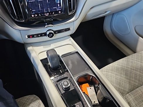 Used 2022 Volvo XC60 B5 Momentum image 34