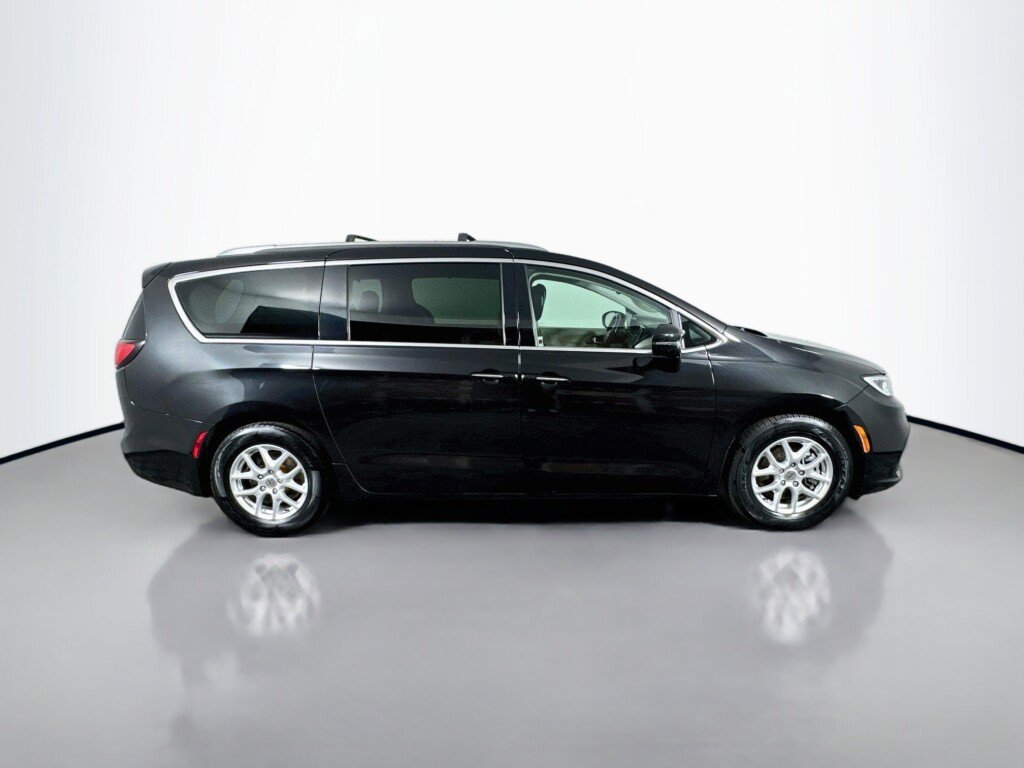 Used 2021 Chrysler Pacifica Touring-L FWD image 6