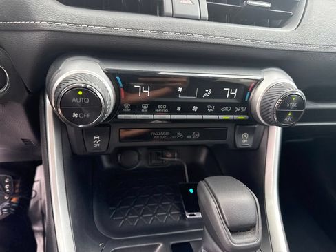Used 2022 Toyota RAV4 XLE w/ Convenience Package FWD image 6