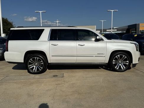 Used 2020 GMC Yukon XL Denali w/ Denali Premium Package image 3