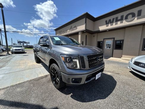 Used 2018 Nissan Titan SV w/ SV Convenience Package RWD image 6