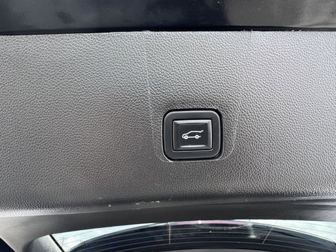 Used 2020 Chevrolet Traverse LT image 14