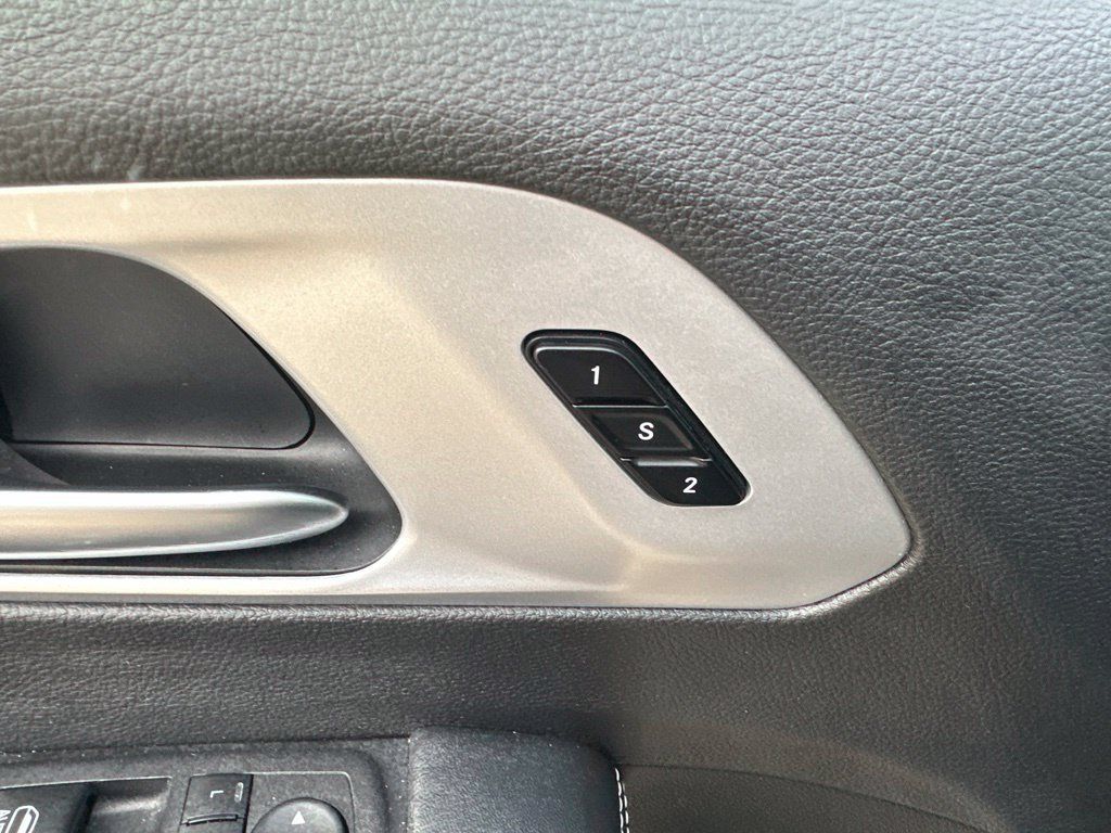 Used 2025 Chrysler Pacifica Limited FWD image 9