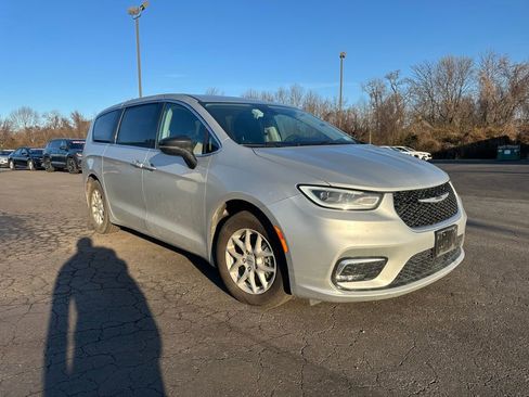 Used 2024 Chrysler Pacifica Touring-L image 6