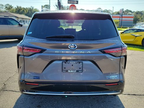 Used 2023 Toyota Sienna Platinum FWD image 5