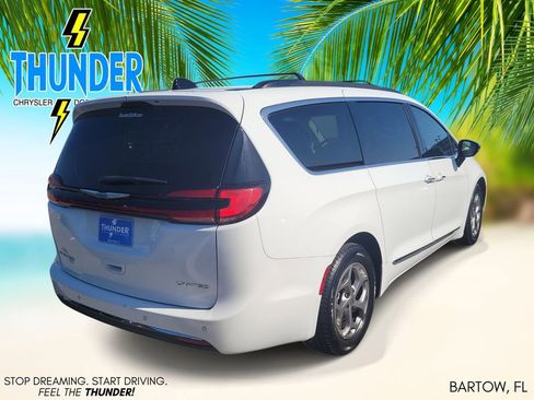 Used 2023 Chrysler Pacifica Limited FWD image 4