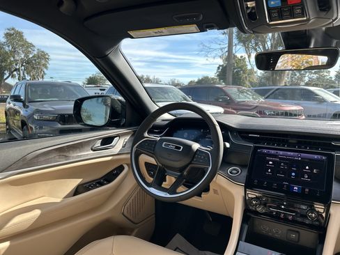 New 2025 Jeep Grand Cherokee Limited w/ Black Appearance Package image 40