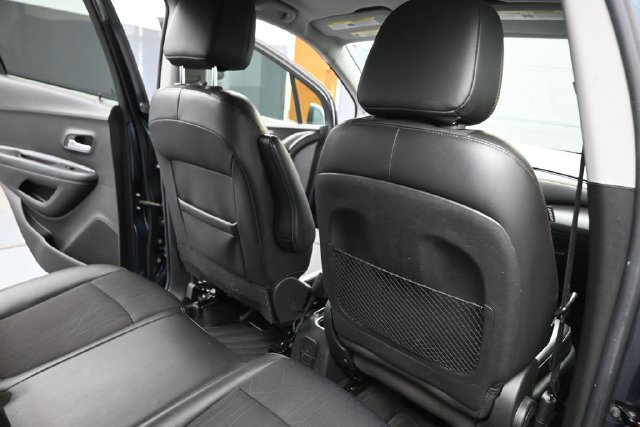 Used 2021 Chevrolet Trax LT w/ LT Convenience Package FWD image 14