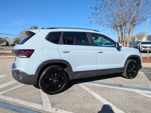 Certified 2025 Volkswagen Taos SE w/ Black Wheel Package image 6