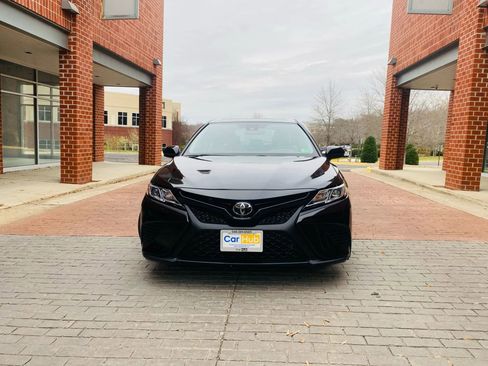 Used 2019 Toyota Camry SE image 2