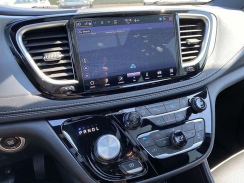 Used 2025 Chrysler Pacifica Limited FWD image 18