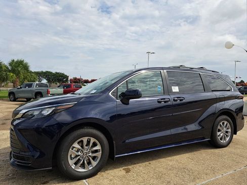 New 2026 Toyota Sienna LE FWD image 8