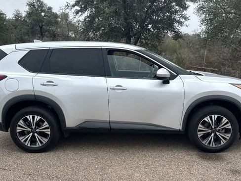 Used 2023 Nissan Rogue SV image 3