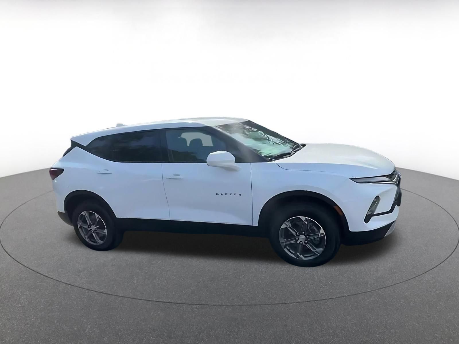 Used 2026 Chevrolet Blazer LT FWD image 2