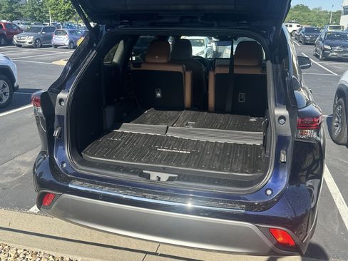 Used 2025 Toyota Highlander Platinum AWD/4WD image 32