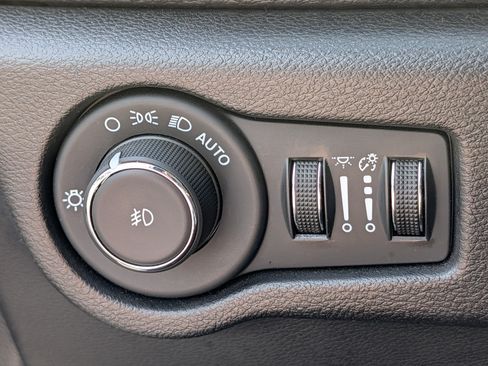 Used 2024 Chrysler Pacifica Limited FWD image 26