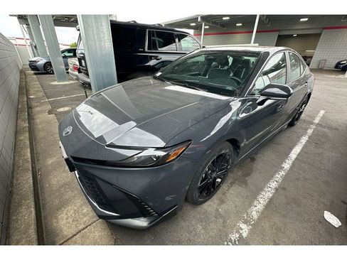 Used 2025 Toyota Camry SE FWD image 3