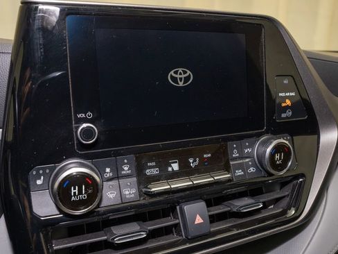 Certified 2023 Toyota Highlander XLE image 14