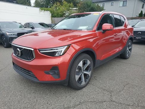 Used 2023 Volvo XC40 B5 Plus w/ Driver Assist Package AWD/4WD image 2