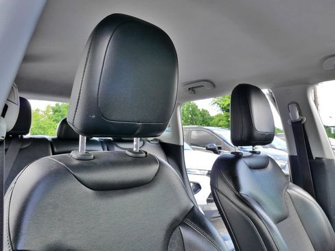 Used 2019 Jeep Compass Latitude FWD image 14