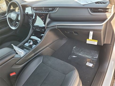 New 2025 Jeep Grand Cherokee Laredo image 17