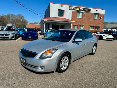 Used 2009 Nissan Altima 3.5 SL w/ Emergency Aid Pkg image 1