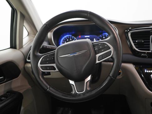 Used 2018 Chrysler Pacifica Touring-L Plus w/ Tire & Wheel Group FWD image 17