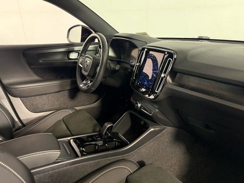 Used 2023 Volvo XC40 Recharge Plus image 32