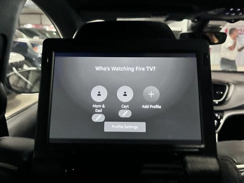 Used 2023 Chrysler Pacifica Limited w/ Uconnect Theater Family Group FWD image 33