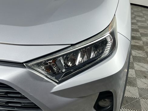 Used 2020 Toyota RAV4 XLE w/ Convenience Package FWD image 12