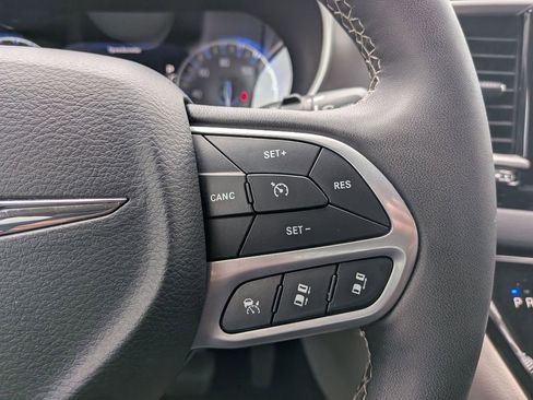Used 2024 Chrysler Pacifica Touring-L FWD image 21