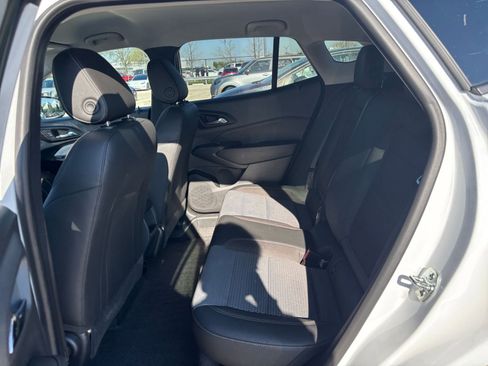 Used 2025 Chevrolet Trax LT w/ LT Convenience Package image 24