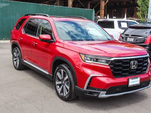 Used 2025 Honda Pilot Touring image 3
