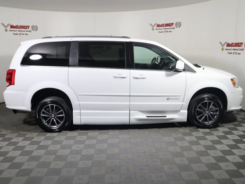 Used 2017 Dodge Grand Caravan SXT w/ Rear Park Assist Package image 5