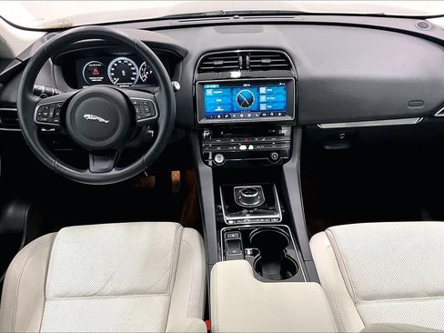 Used 2017 Jaguar F-PACE Prestige image 14