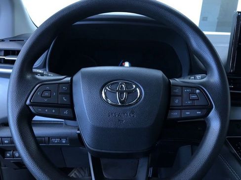 Used 2026 Toyota Sienna LE FWD image 25