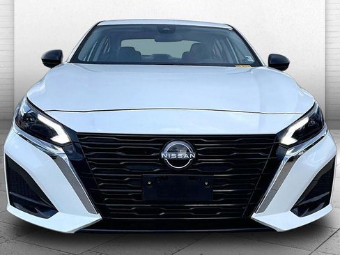 Used 2025 Nissan Altima 2.5 SV FWD image 2