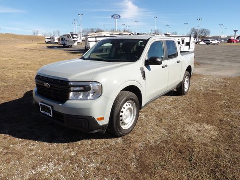 Used 2024 Ford Maverick XL image 3