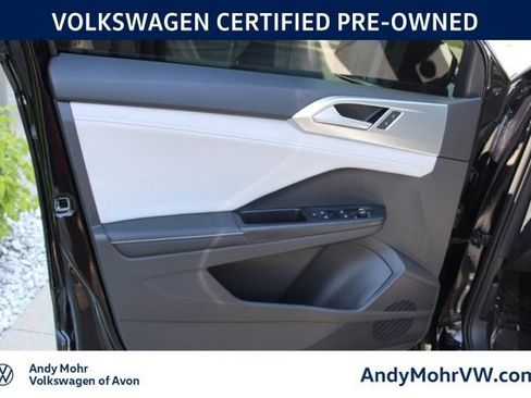 Used 2025 Volkswagen Taos SE w/ Panoramic Sunroof Package AWD/4WD image 19