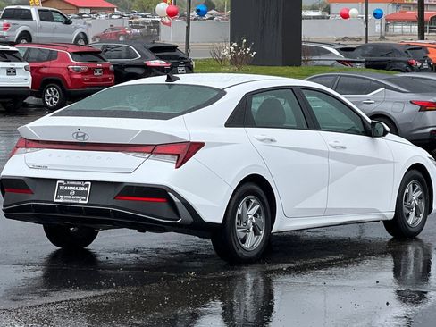 Used 2024 Hyundai Elantra SE FWD image 4