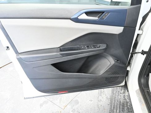 Used 2022 Volkswagen Taos SE w/ IQ.Drive SE Package image 17