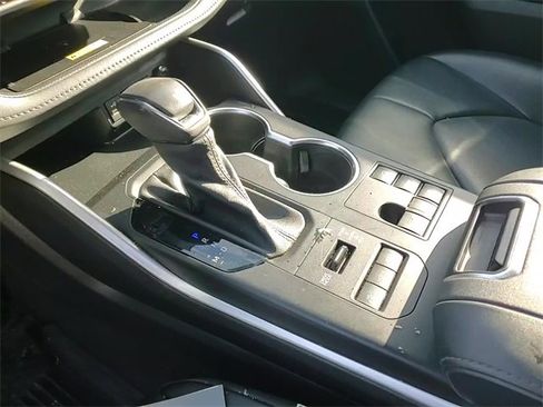 Certified 2023 Toyota Highlander XLE image 18
