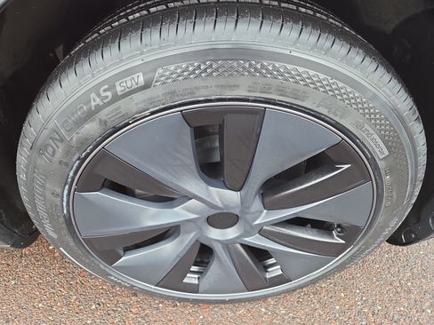 Used 2024 Tesla Model Y Long Range AWD/4WD image 9