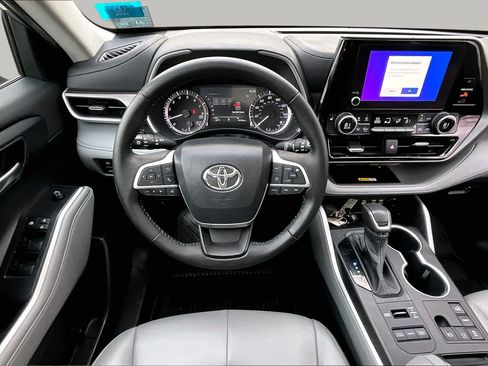 Used 2023 Toyota Highlander XLE AWD/4WD image 6