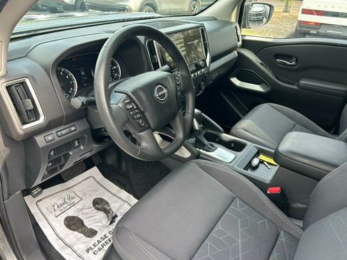 Used 2025 Nissan Frontier SV w/ SV Convenience Package RWD image 3