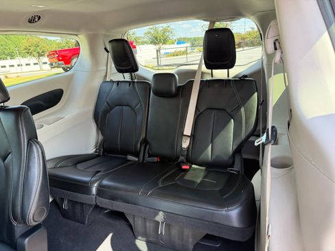 Used 2024 Chrysler Pacifica Touring-L FWD image 27
