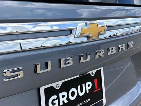 Used 2022 Chevrolet Suburban LT w/ Luxury Package RWD image 31