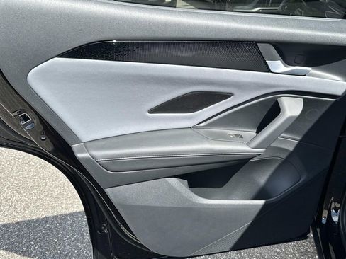 New 2025 Volkswagen Tiguan SE image 18